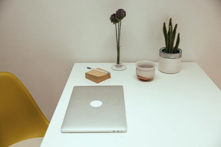 Tipy, jak efektivně organizovat pracovní prostor pro lepší soustředění